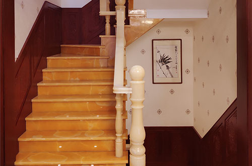 汝南中式别墅室内汉白玉石楼梯的定制安装装饰效果